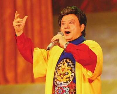 胡松华是北京人,年轻时就爱好唱歌,1952年进入中央民族歌舞团任丢唱